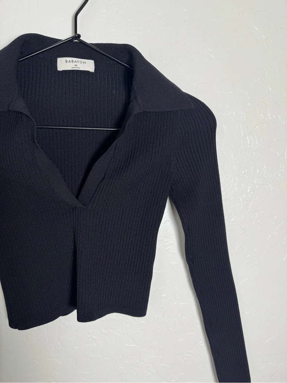 Aritzia Babaton Leyster Cropped Ribbed V Neck Black Polo Sweater Size XS